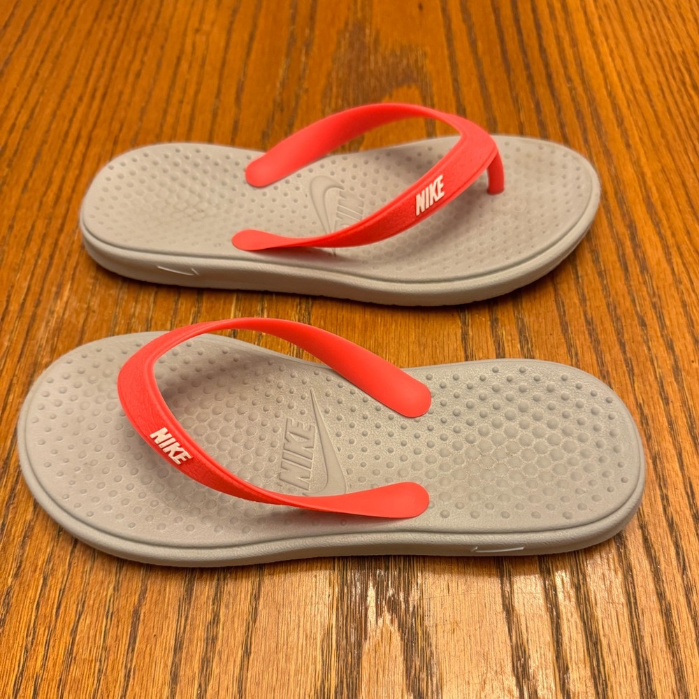 Nike Solay Girls Size 13 Thong Flip Flops, Hot Pink & Light Grey